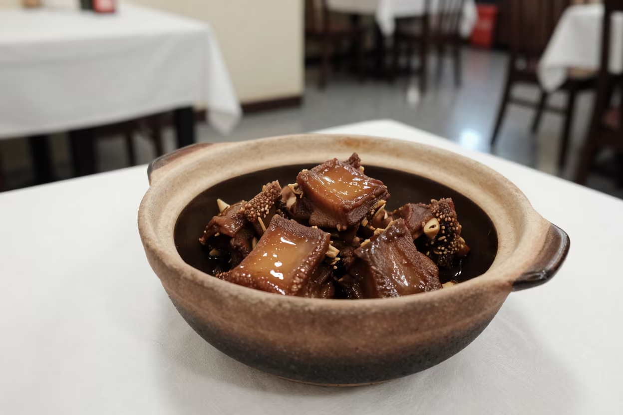 Cantonese Braised Short Ribs in Clay Pot in on a linen-covered restaurant table in Xian