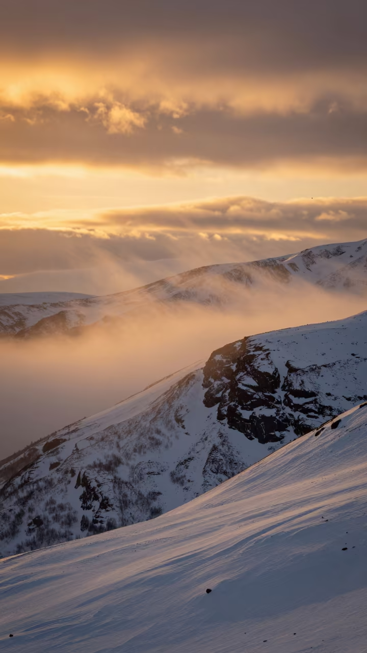 Chinook Wind Melts Snow Upside Down in near Oslo