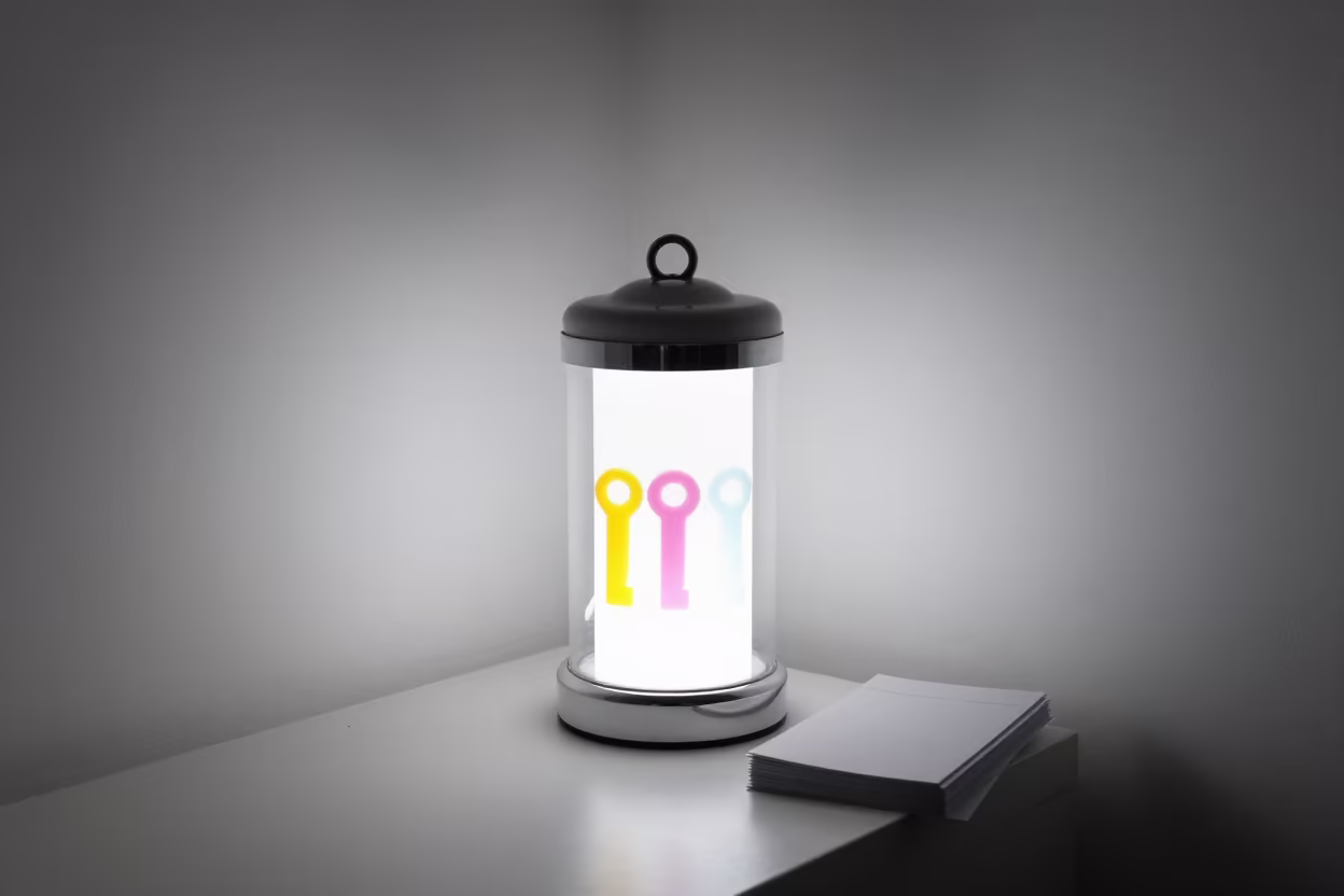 Color Tube Dent Key Jar on Mirror Light in in a beauty supply area under white LEDs in Bilbao