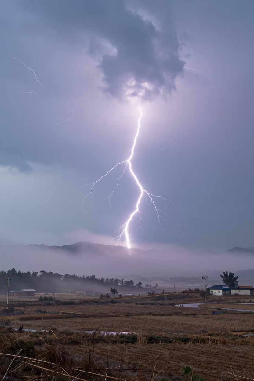 Fractal Lightning Network Beneath Hunan Clouds in beneath fast-moving cloud bands in Hunan