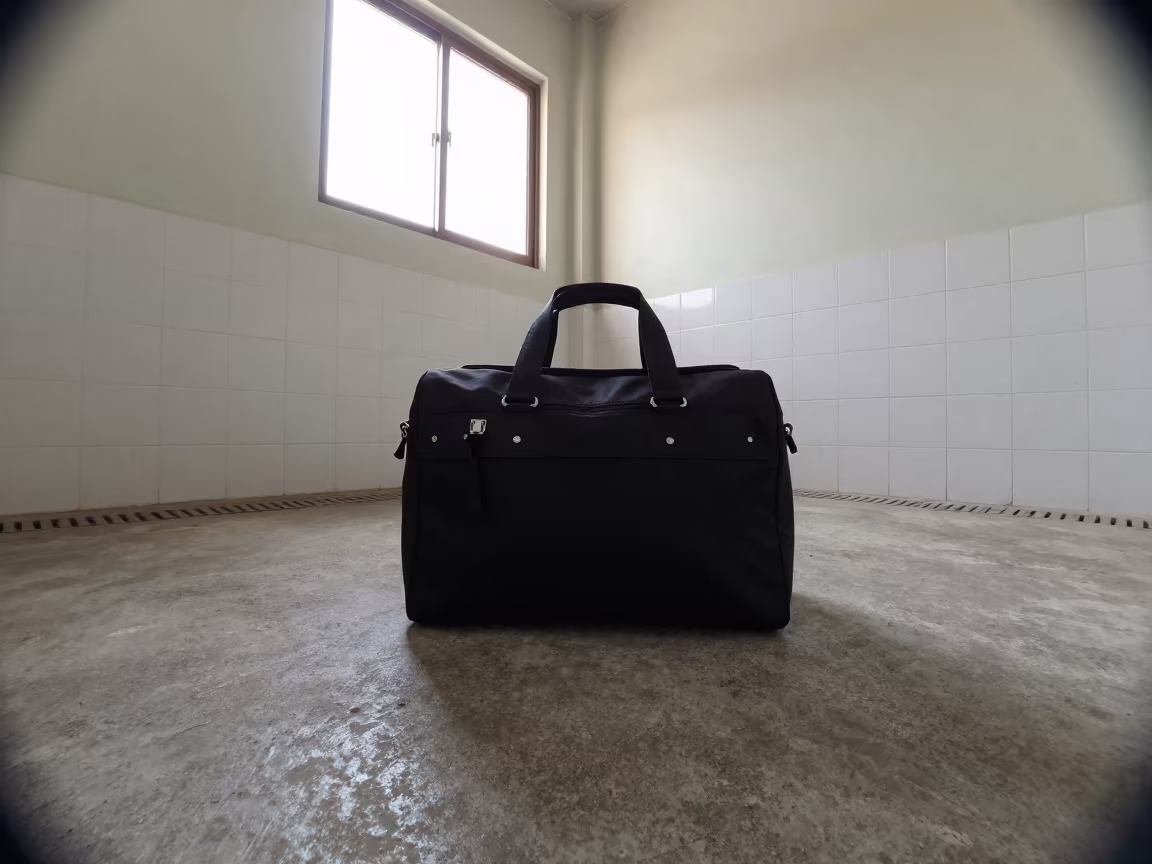 Grooming Bay Clicker Tote in Karachi Late Afternoon in inside a grooming bay in Karachi