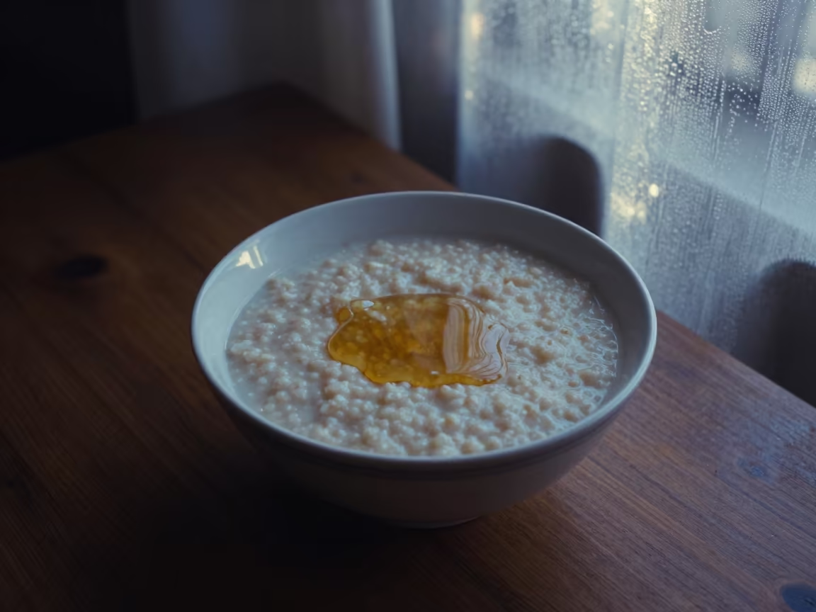 Hefei Porridge Bowl Dawn Light Condensation in on a rustic wooden table in Hefei