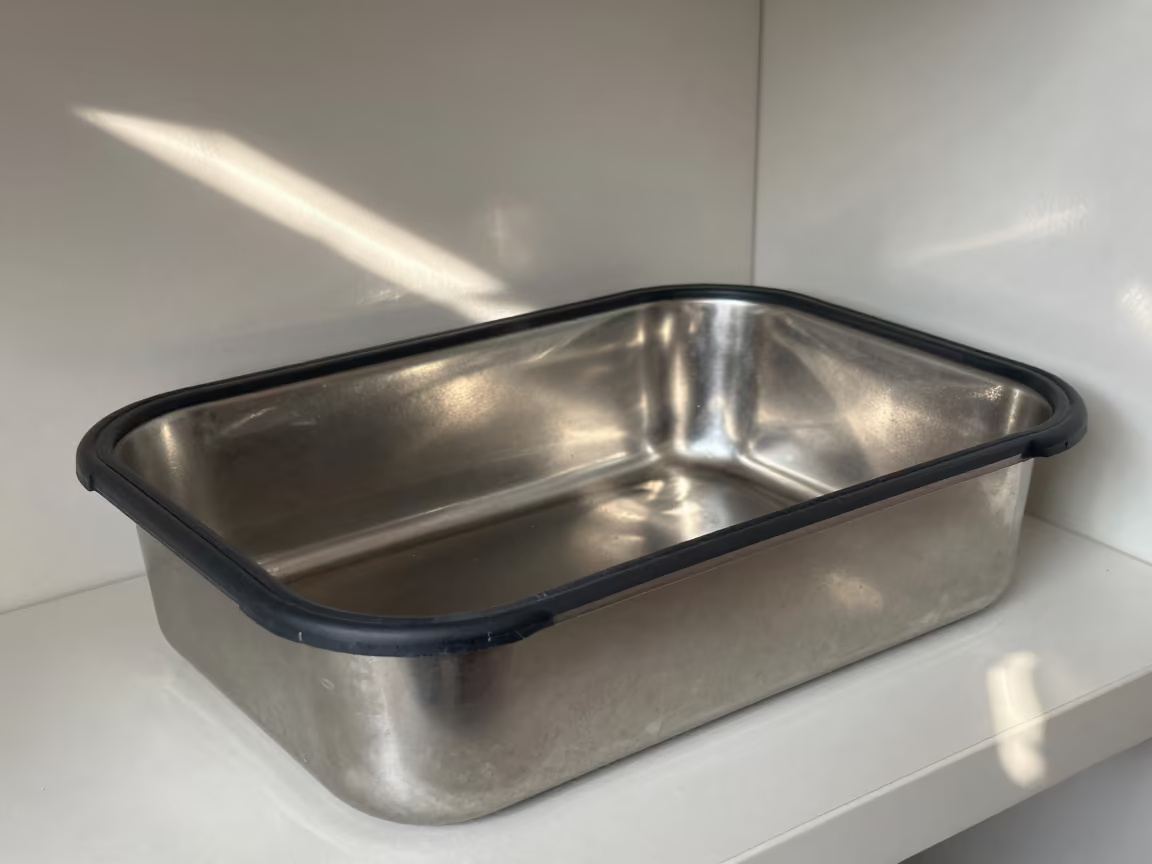 Juice Bar Blender Gasket Bin in Guangzhou Morning Light in beside a seasonal endcap near the sales floor in Guangzhou