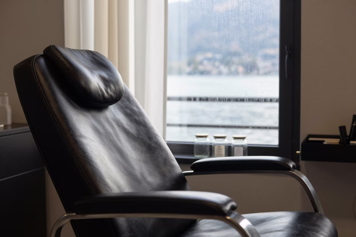 Lash Recliner Dawn Light Lugano in at a salon reception counter in Lugano