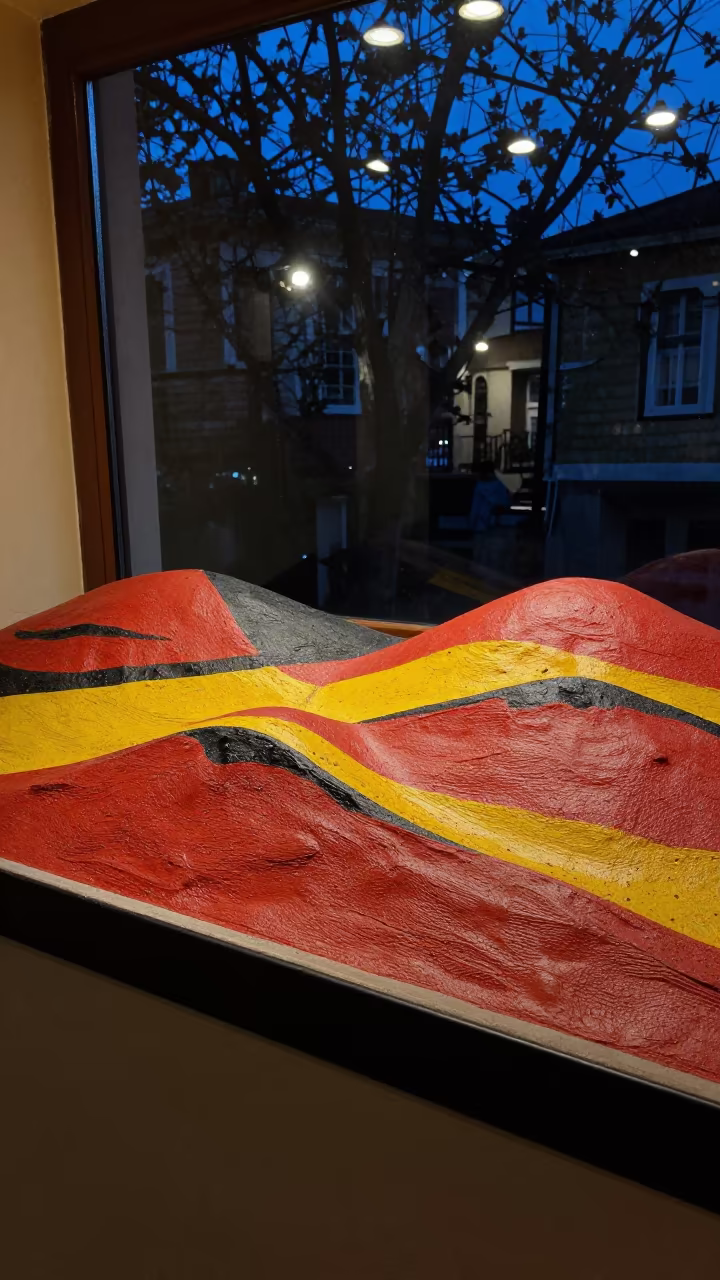 Painted Hills Display Ledge Trabzon in on a painted display ledge in Trabzon