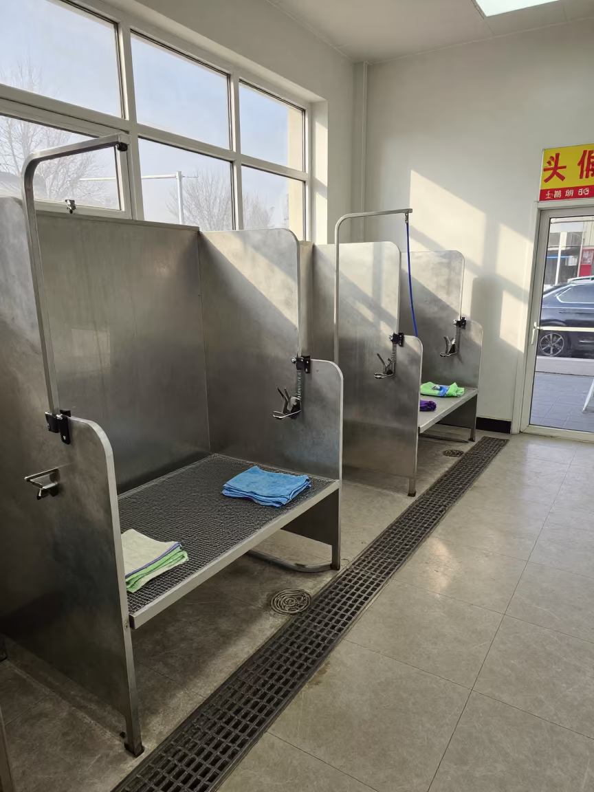 Parrot Carrier Perch at Beijing Dog Wash in at a self-serve dog wash station in Beijing