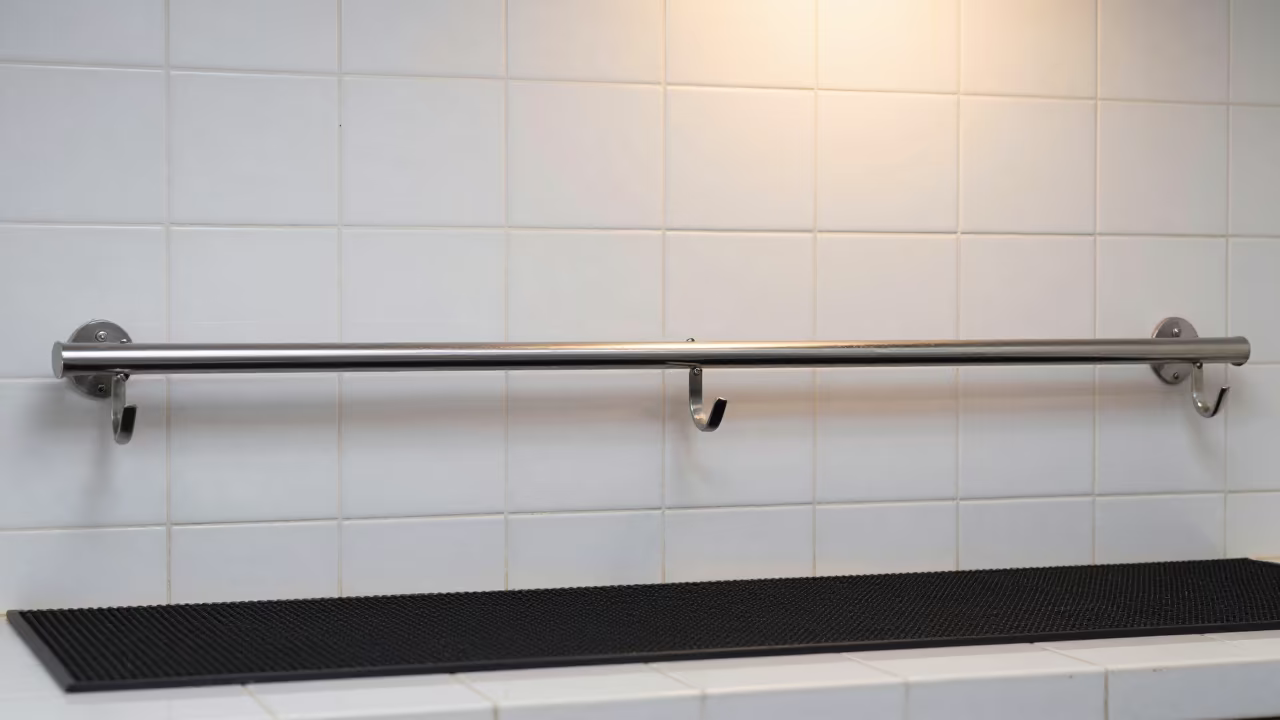 Pet Wash Apron Hooks in Barcelona Counter in inside a fish bagging counter zone in Gracia, Barcelona