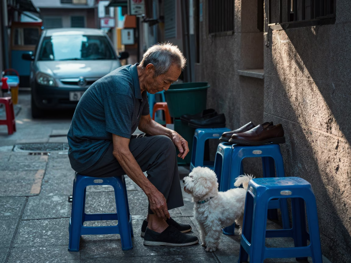 Polishing Shoes in Hong Kong in in Hong Kong, Hong Kong