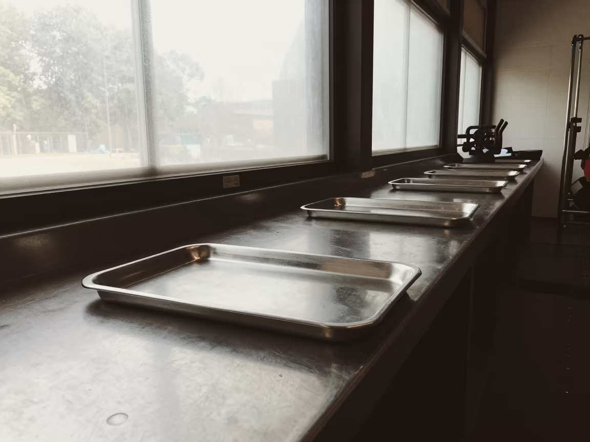 Recovery Percussion Tray Morning Light Leiden in inside a strength room near Leiden
