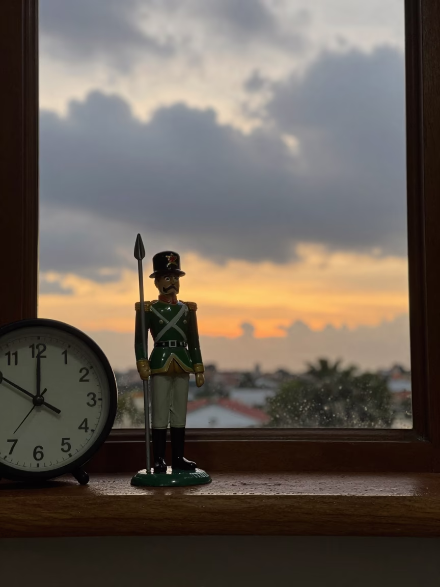 Tin Soldier and Clock at Horizon Light in in Bucaramanga