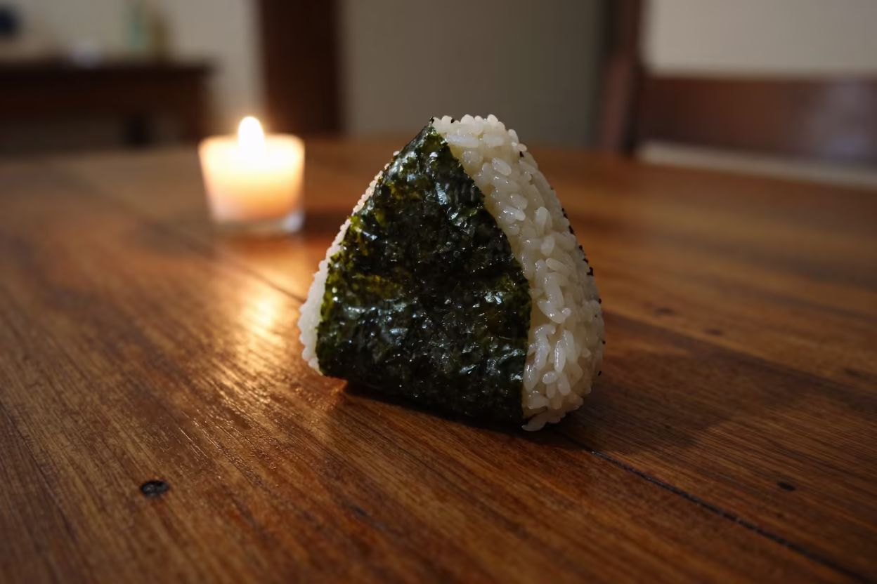 Warm Candlelit Onigiri on Rustic Table in on a rustic wooden table in Cumaná