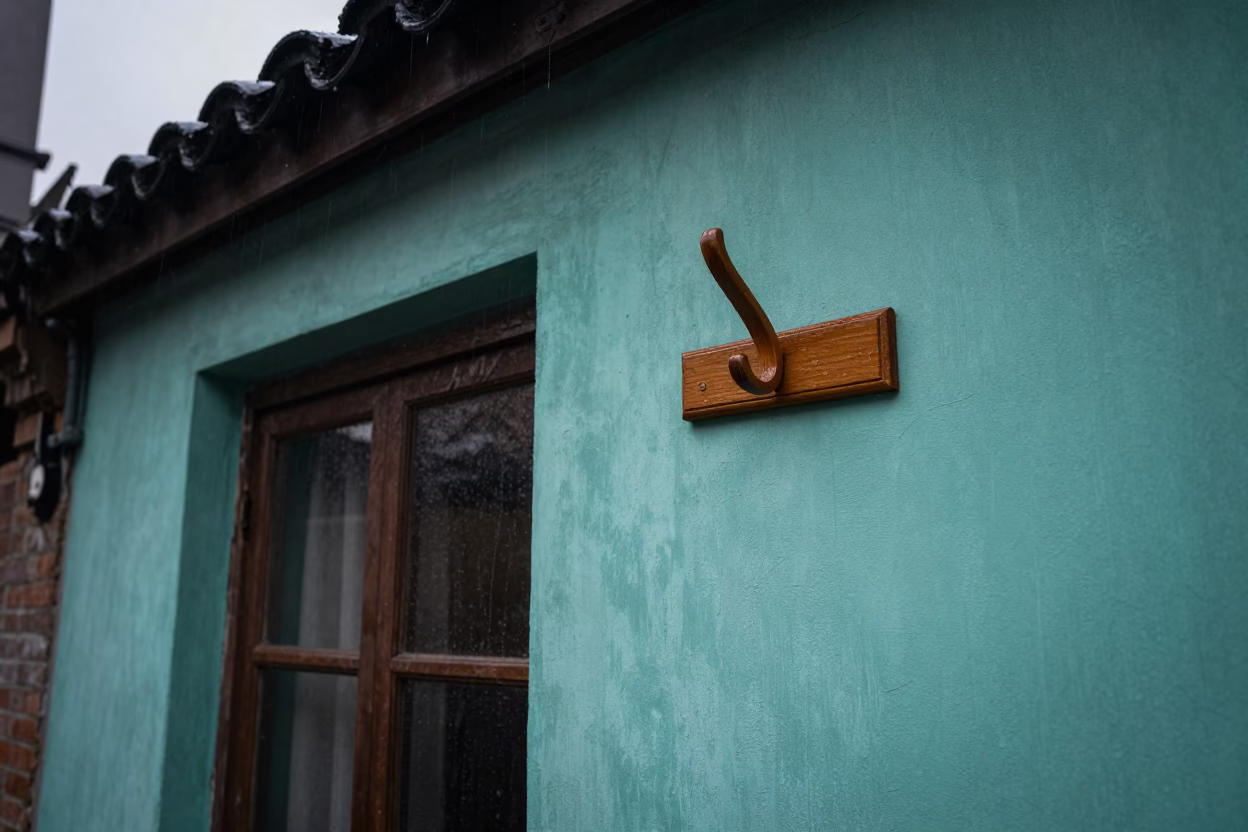 Wet Wooden Coat Hook in Shanghai in in Shanghai, China
