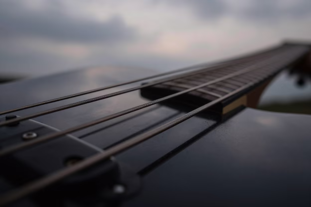 Wound Copper Guitar String Twilight in at a jazz club in Cumaná